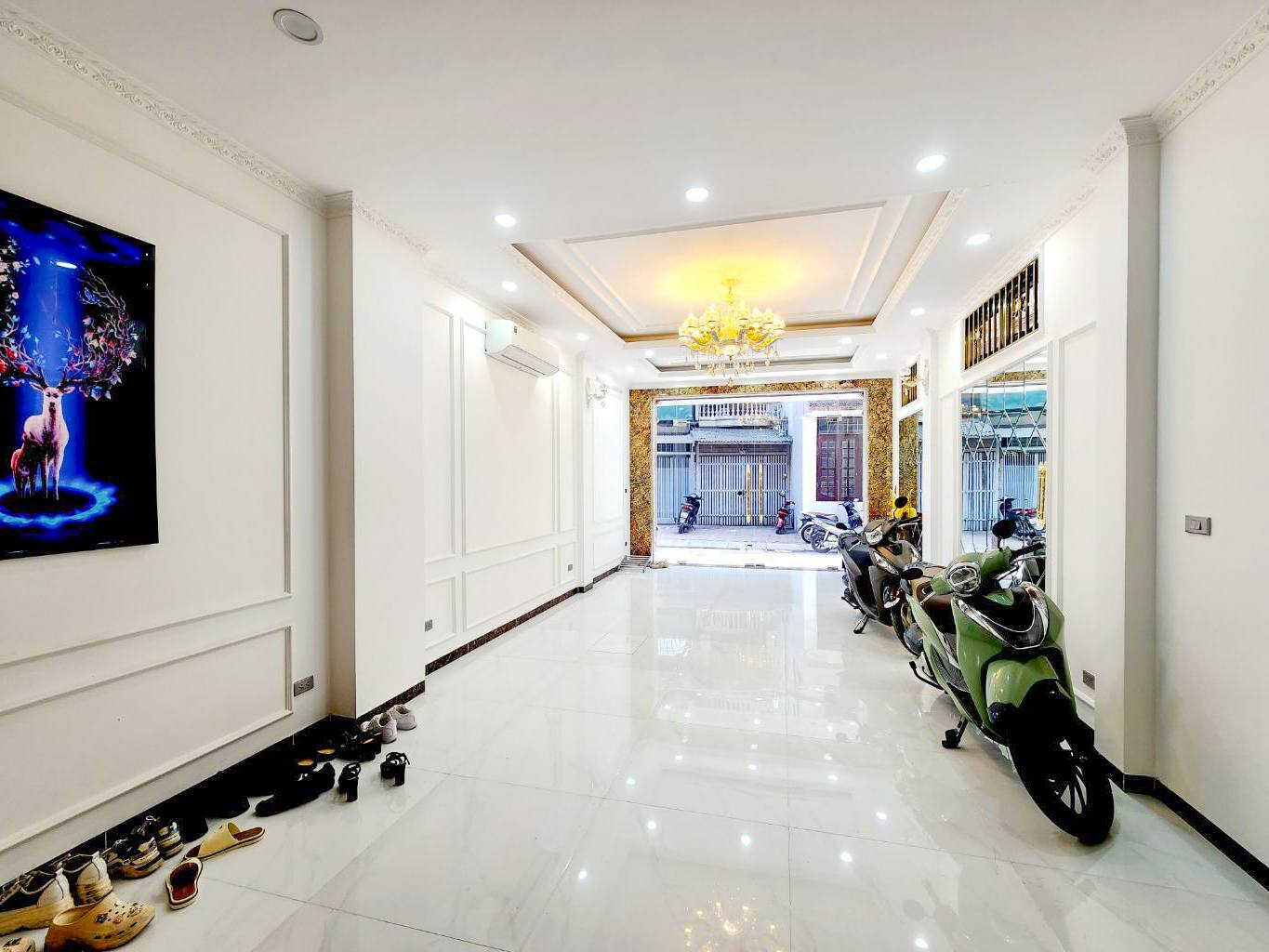 Nhà đẹp Hoàng Cầu, 7 tầng, thang máy, sổ vuông, ô tô đỗ cửa - Ảnh chính